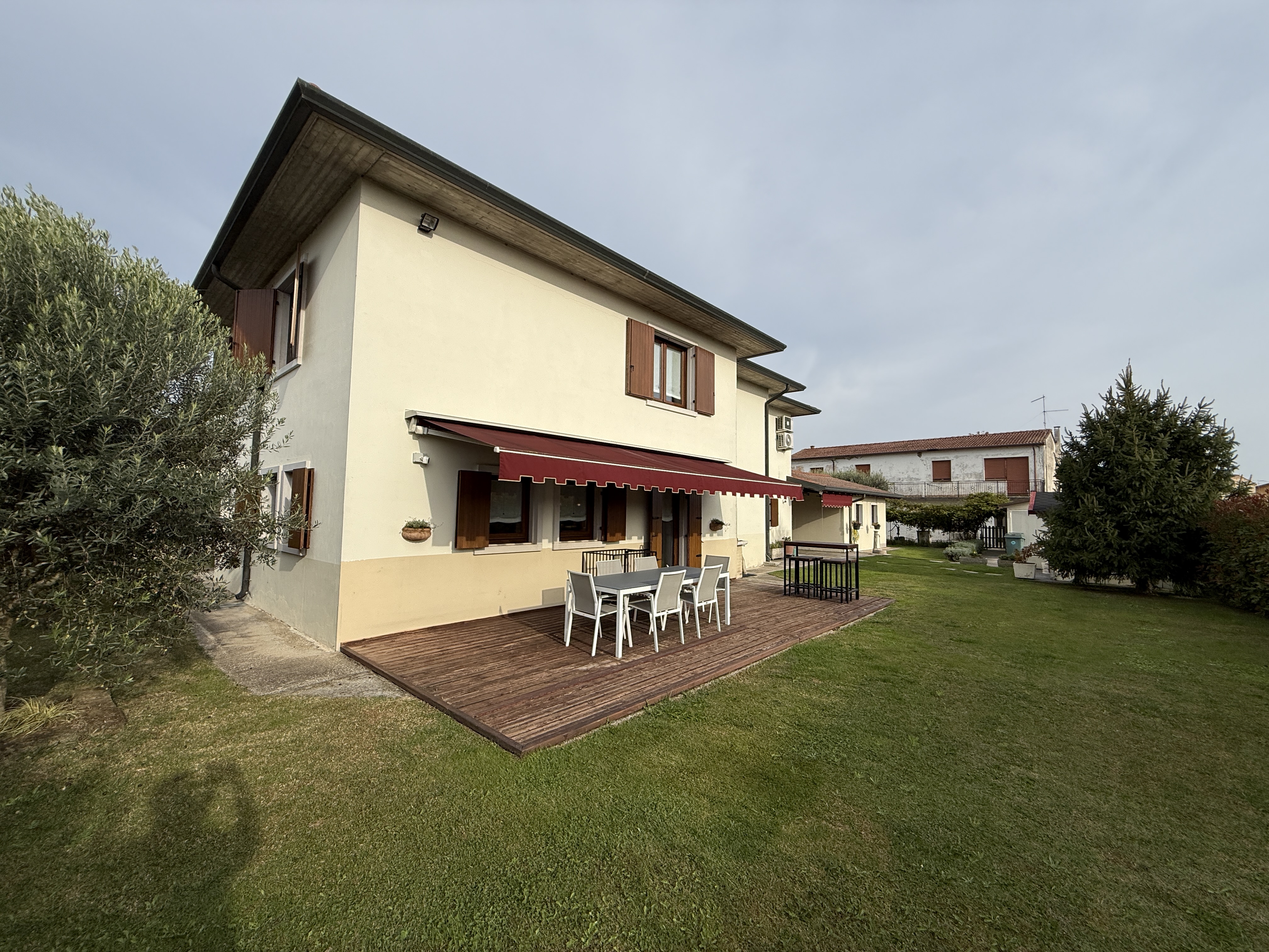 Villa Singola Con Ampio Giardino E Doppio Garage – Perzacco Di Zevio